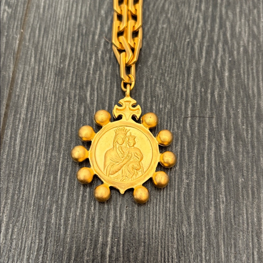 Gold Pendant Necklace
